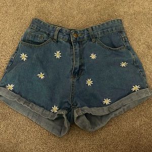Baggy Jean shorts with daisy embroidered design
